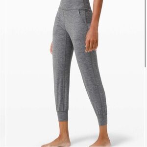 Lululemon Align Crop Jogger 23” Women’s size 2 EUC! 🩶🖤 HEATHERED GRAY Sold Out